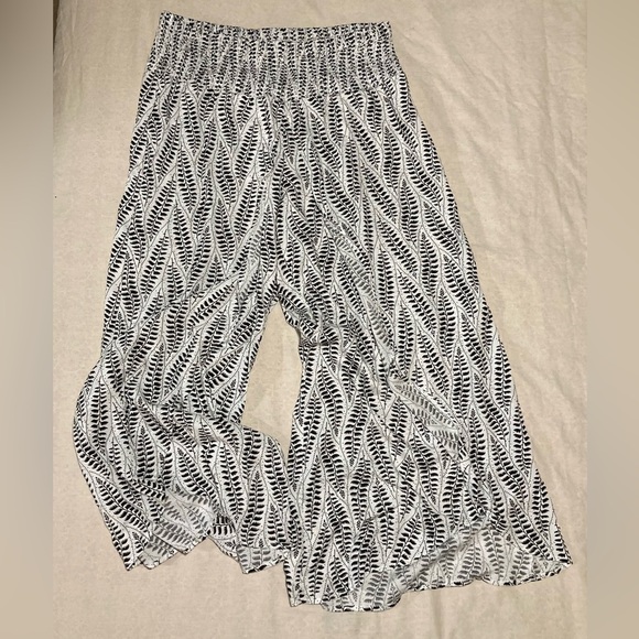 Ethyl Clothing Float On Pant - Stockton | Pilazzo Pant | Petal Hem | Wide Waist - Picture 2 of 15